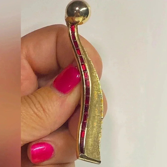 CLASSY BRUSHED GOLD AND EMERALD-SHAPED, RUBY-LOOKING BROOCH. 3" LONG. 60's-LOOK